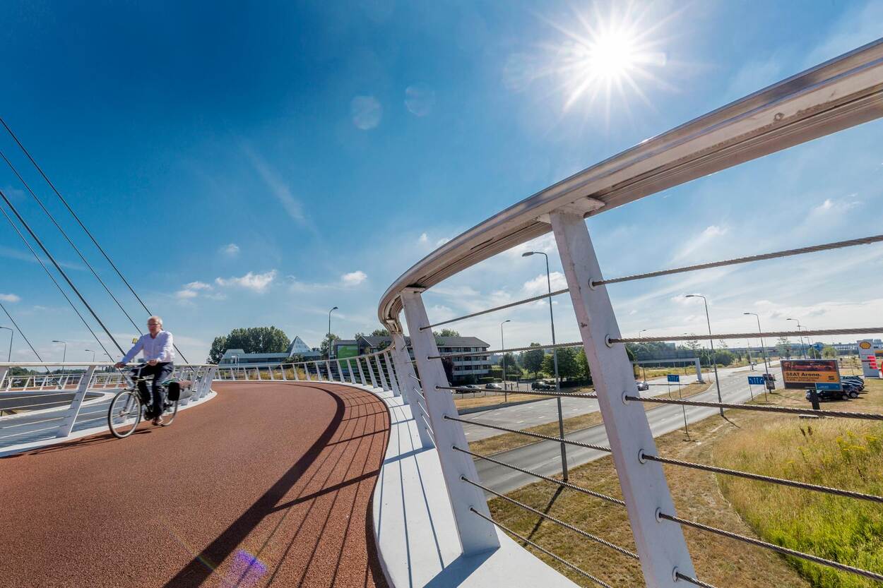 oude man op fietspad boven snelweg