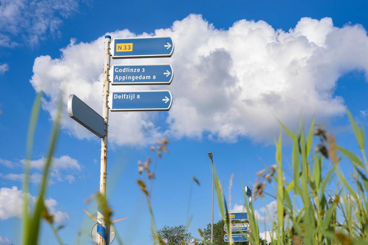 Afbeelding: drie navigatieborden op een blauw wit gestreepte paal