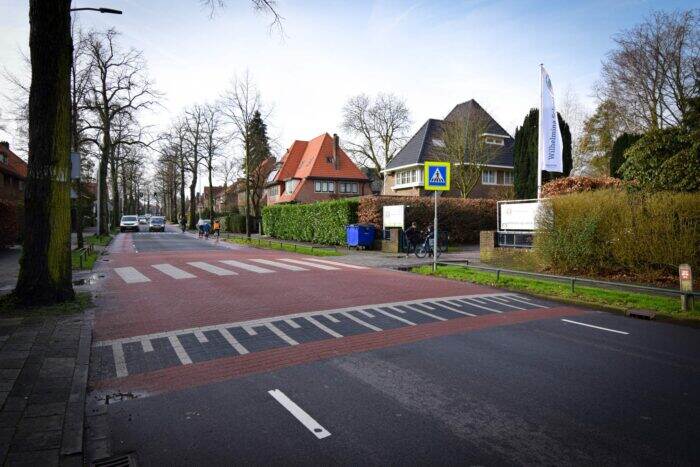 Afbeelding: voetgangersoversteekplaats in een schoolzone op de Gijsbrecht van Amstelstraat in Hilversum