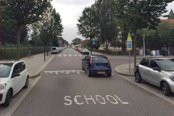 straat met het woord 'school' met tegels op de grond