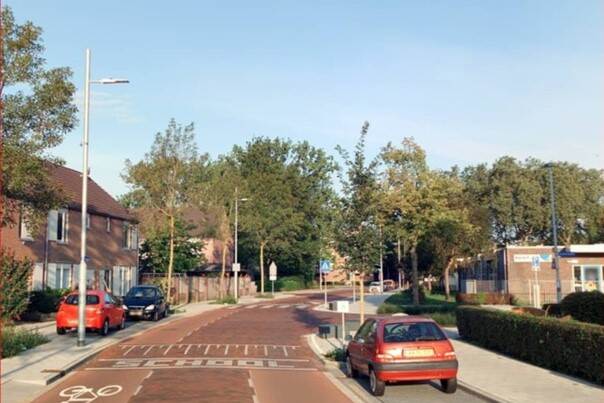 straat met fietstrook en woord 'school' op de weg